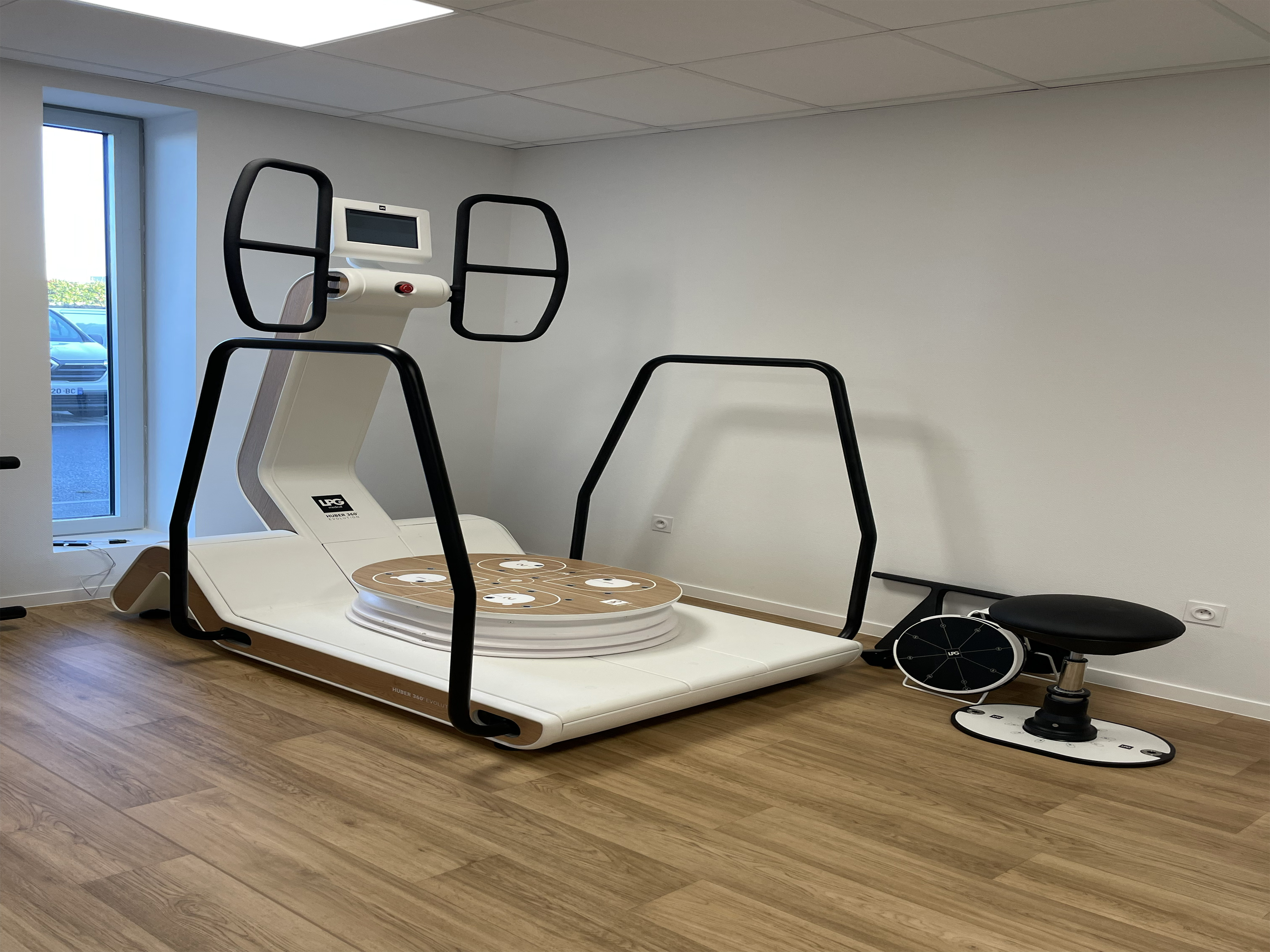 Appareil de réhabilitation et de kinésithérapie 360°